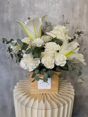 AC-009 Garden in White Centerpiece